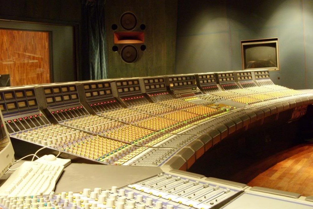 5acfb1c5786fd_FocusriteStudioConsole.thumb.jpg.42471accc76a3daaf52995beb3845bc9.jpg
