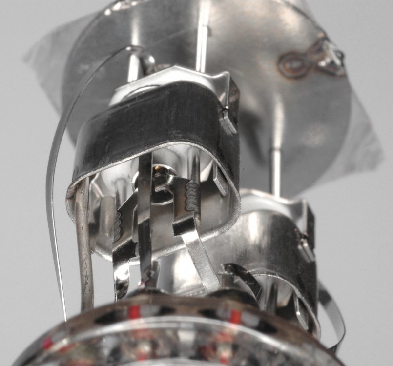 techtube_closeup_electrodes.thumb.jpg.ba854a80b5ab9403d8b590a78e16f9c2.jpg